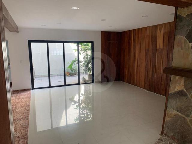 CASA SOLA EN VENTA EN COL. CONDESA
