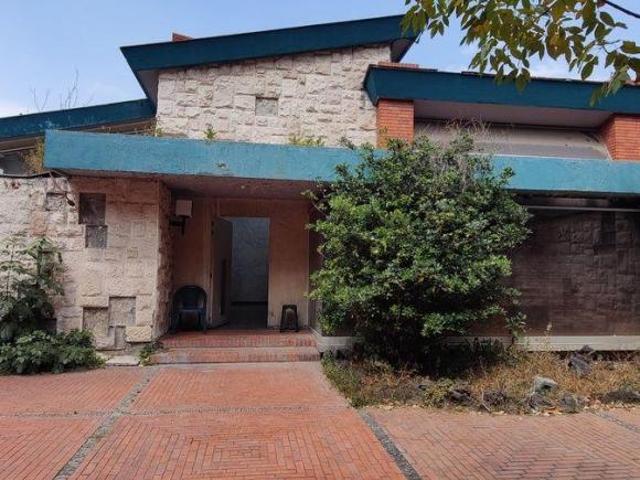 SE VENDE CASA COMO TERRENO EN BOSQUES DE LAS LOMAS V