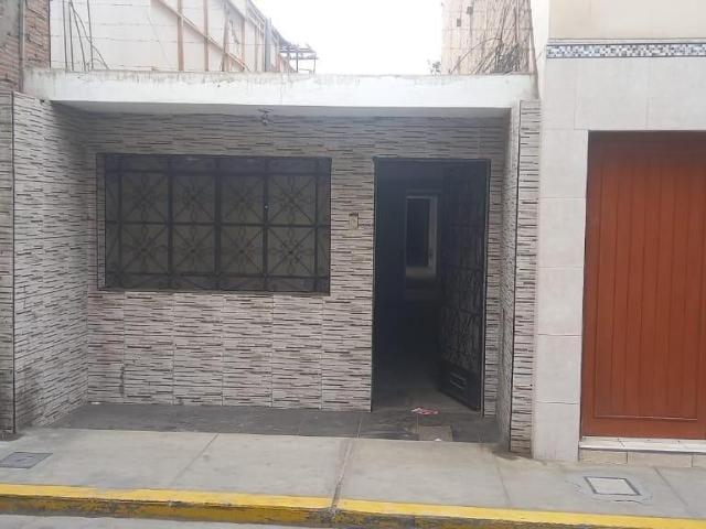 Se Vende Casa como Terreno En Lurin doble frente cerca a la plaza