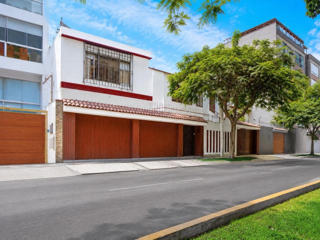 Se vende casa como terreno frente a parque en Surco
