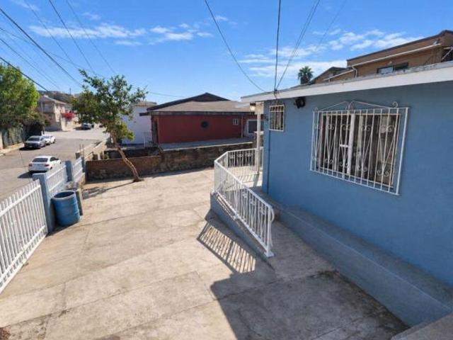 Se vende casa con terreno amplio en col. La Posta, Tijuana