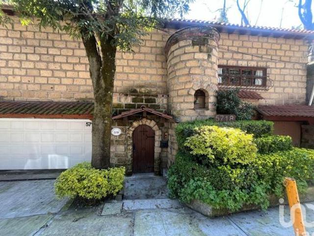 Se vende Casa con terreno con uso de suelo para construir en Av Desierto de Los Leones