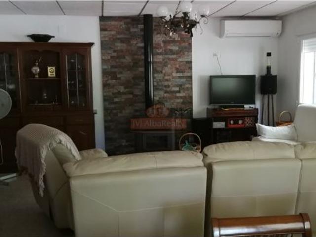 SE VENDE CASA CON TERRENO DE MÁS DE 3000 MTS EN LA URB. OJOS DE SAN JORGE JUNTO A LOS PRADOS