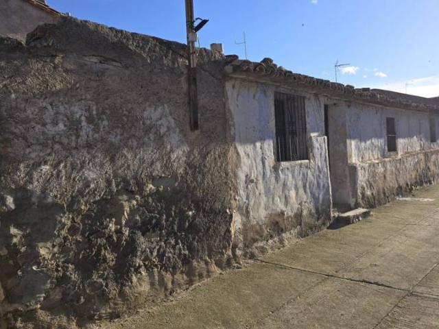 Se vende casa con terreno en Alfamen