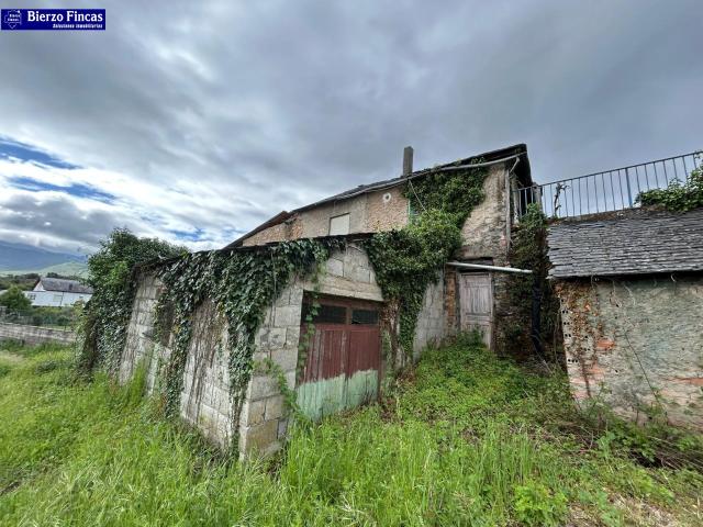 SE VENDE CASA CON TERRENO EN CARUCEDO