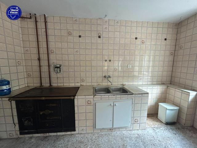 SE VENDE CASA CON TERRENO EN VILLAVERDE DE LA ABADÍA