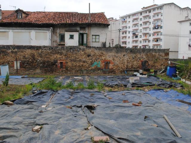 Se vende casa con terreno urbano en Colindres