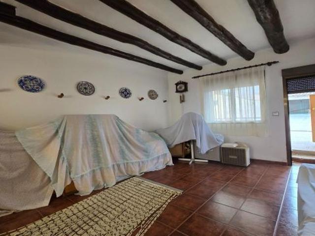 SE VENDE CASA CON AMPLIO CORRAL Y PARA ENTRAR A VIVIR EN CETINA