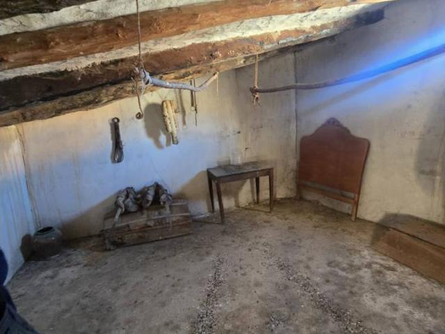 Se vende casa con corral en Abanto