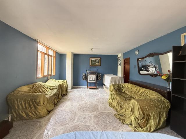 Se Vende casa con departamentos y local comercial en El Agustino
