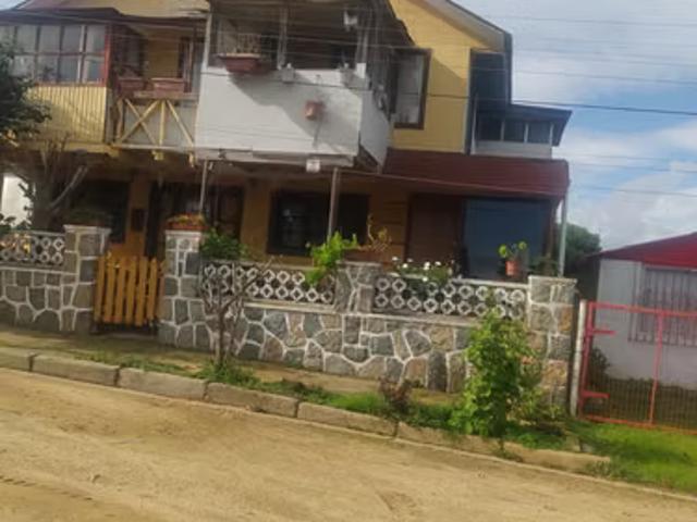 Se vende casa con destino habitacional o comercial | 15 dormitorios por 180000. 00 en Algarrobo