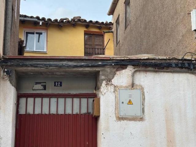 Se vende casa con jardin en Brea de Aragon