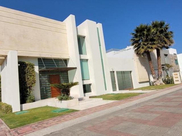 SE VENDE CASA CON JARDÍN EN PRIVADA EX HACIENDA LA LUZ EN PACHUCA, HIDALGO