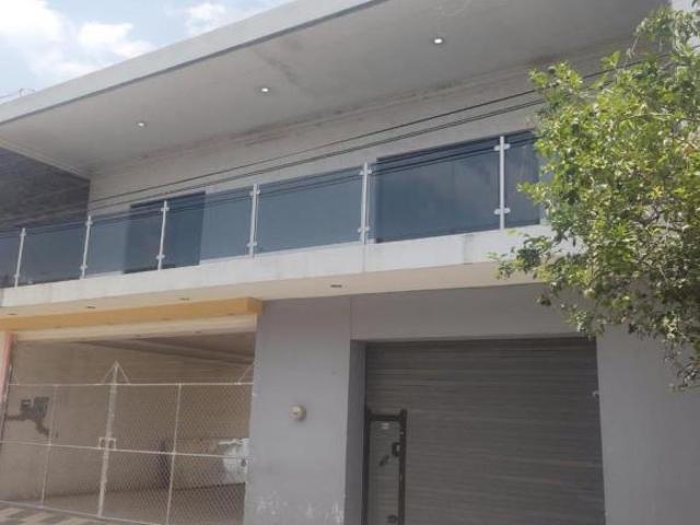 Se vende Casa con locales comerciales en Centro Tlajomulco de Zúñiga