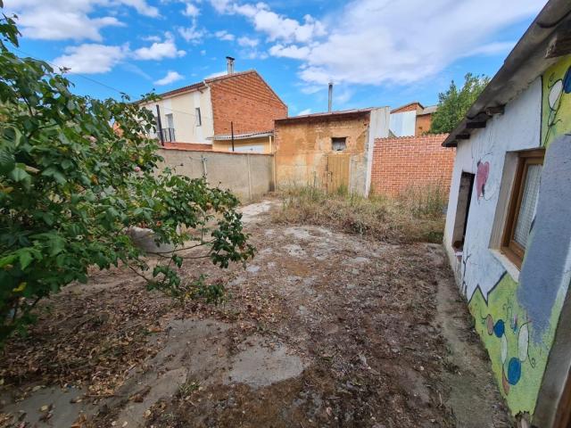 SE VENDE CASA CON PATIO EN TORAL DE LOS GUZMANES, COCINA, SALÓN, 5 HABITACIONES, BAÑO