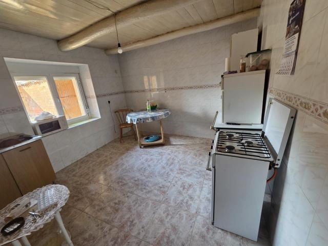 SE VENDE CASA DE PUEBLO EN VILLABRAZ LEÓN, NECESITA REFORMA, DOS PLANTAS, 1ª PLANTA DIÁFANA. PATIO CON NAVES, CUADRAS Y ALMACENES. PORTÓN TRASERO