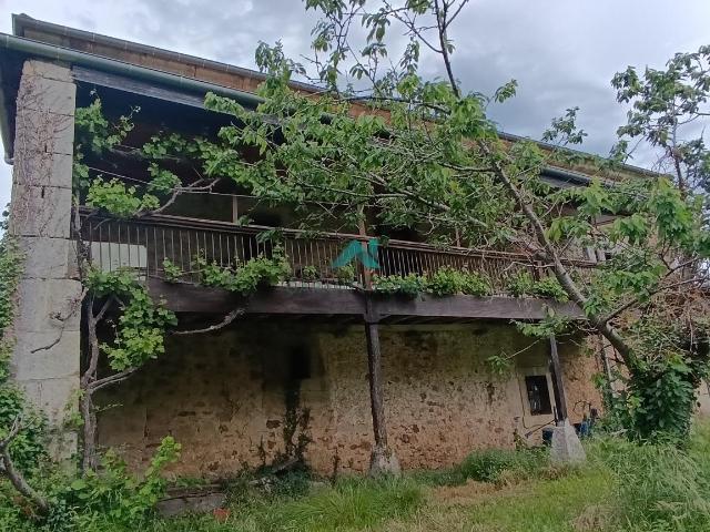 Se vende casa de piedra con jardín en Riva de Ruesga