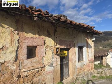 Se vende casa de piedra para rehabilitar con jardín en Cades Herrerías