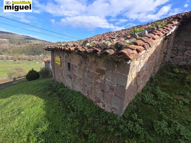 Se vende casa de piedra para rehabilitar con jardín en Cades Herrerías