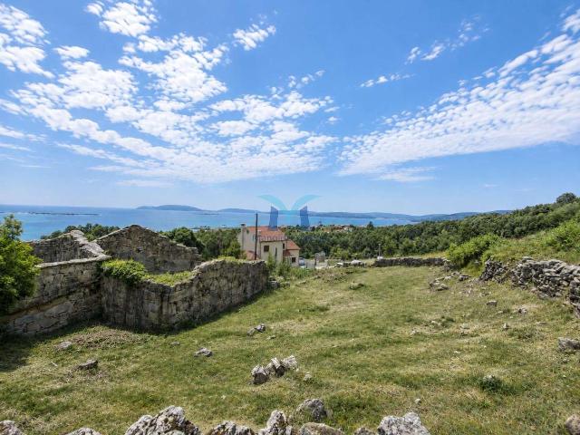 SE VENDE casa de piedra para restaurar, con terreno de 582 m² y vistas al mar