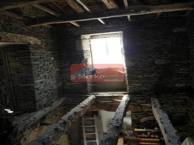SE VENDE CASA DE PIEDRA SEMI REFORMADA CON FINCA CERRADA CERCA DE BÓVEDA