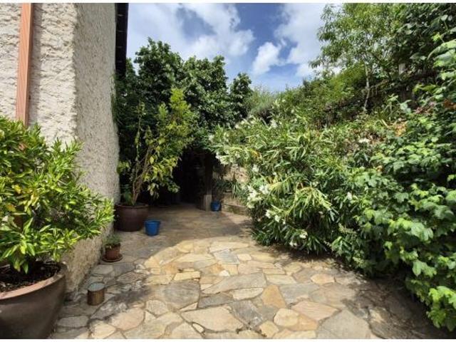 SE VENDE CASA DE PIEDRA SEMINUEVA EN RIMOR