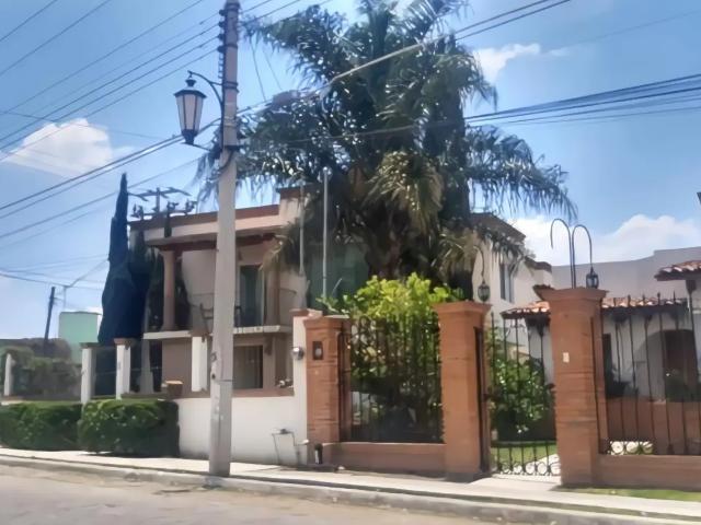 Se Vende Casa de Recuperación Bancaria en Cto. las Haciendas Pte. 180, Hdas. de Tequisquiapan, Qro