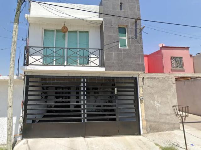 Casa en Venta en Villas de Santiago, Querétaro, con 4 Recámaras y Balcón