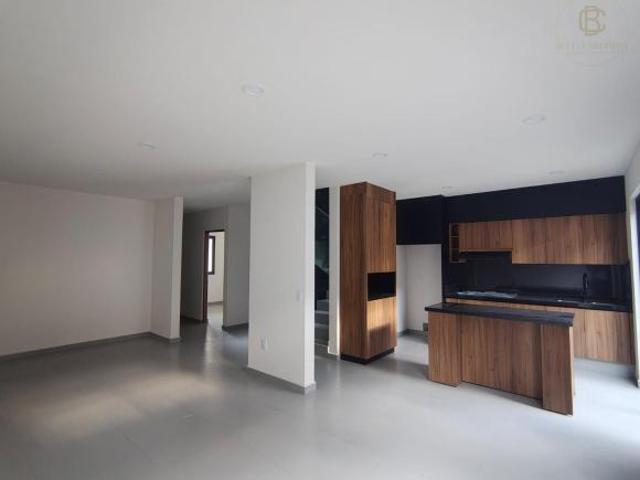 SE VENDE CASA DE TRES NIVELES DENTRO DE FRACCIONAMIENTO