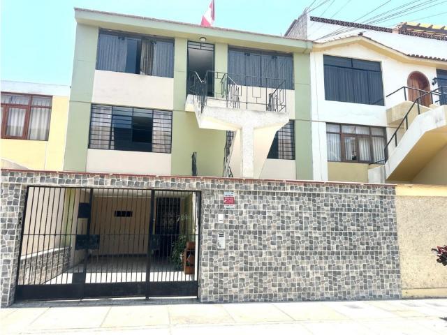 SE VENDE CASA DE TRES PISOS CON DPTO EN TERCER PISO EN CERCADO DE LIMA