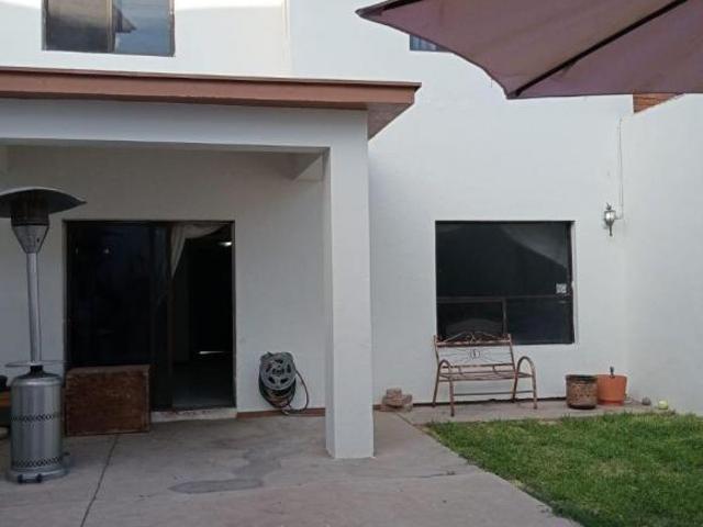 SE VENDE CASA DE 2 PLANTAS EN FRACC. RISCOS DEL SOL NORTE DE LA CIUDAD $3&apos 100,000