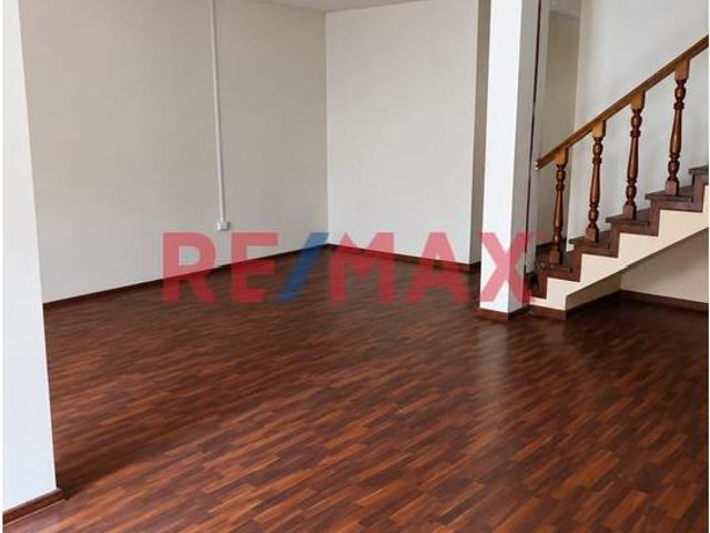 Se Vende Casa De 3 Pisos A Espalda De Idat De La Av. Tomas Valle Urb. San Amadeo De Garagay