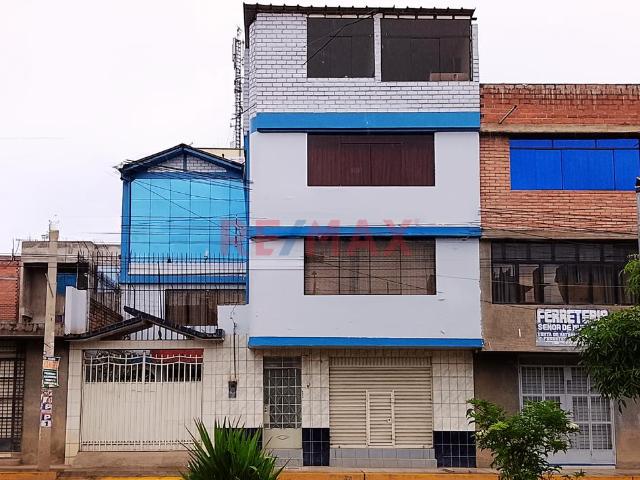 Se Vende Casa De 3 Pisos En Av. Circunvalación – Zona Comercial De Alto Tránsito