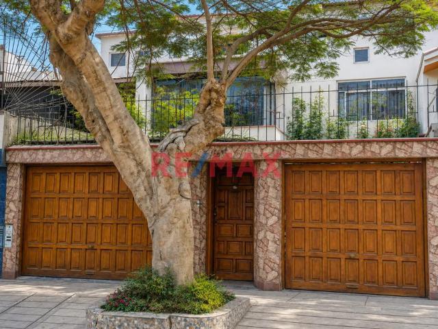 Se Vende Casa De 3 Pisos En Excelente Zona De Surco La Castellana