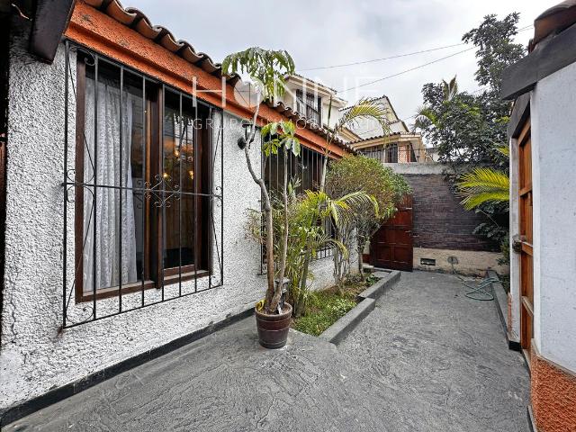 ¡Se vende casa de 3 pisos en Surco por $450,0000!