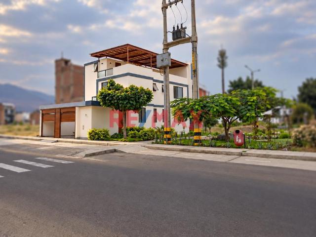 Se Vende Casa De 3 Pisos En Urb. Altos Del Valle Moche