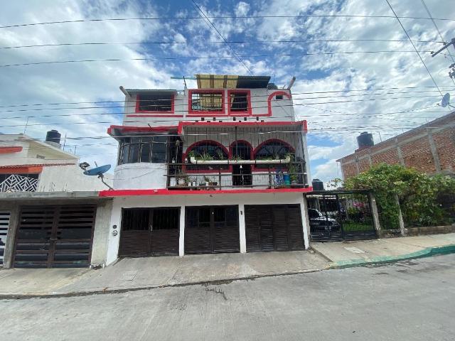 SE VENDE CASA DE 3 PLANTAS EN COL. CAPULINES, TUXTLA GUTIERREZ