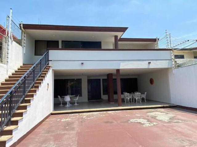 SE VENDE CASA DE 3 RECAMARAS EN ZONA RESIDENCIAL EN EL PRIMER CUADRO DE LA CIUDAD