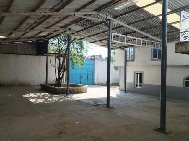 SE VENDE CASA DE 4 RECÁMARAS Y AMPLIA TERRAZA CON BODEGAS POR EL SALTO