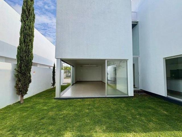 Se vende casa de 4 recamaras y Roof en Los Robles