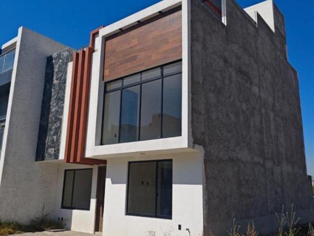 SE VENDE CASA DE 5 RECAMARAS Y TERRAZA, DENTRO DE FRACC. ALVENTO HABITAT
