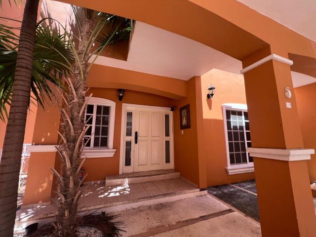 Se vende casa dentro de residencial en Sm17, Cancun