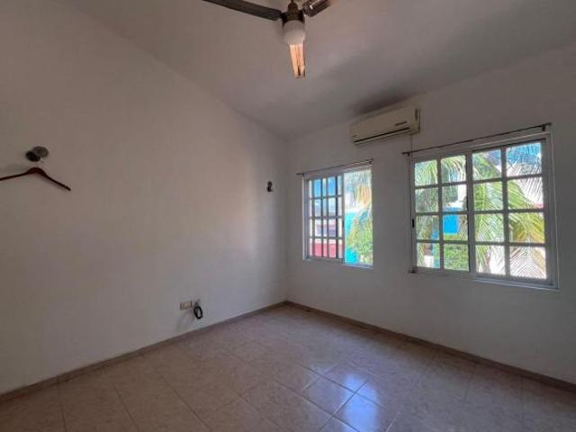Se vende casa dentro de residencial en Sm17, Cancun