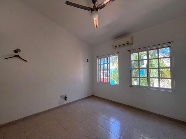 Se vende casa dentro de residencial en Sm17, Cancun