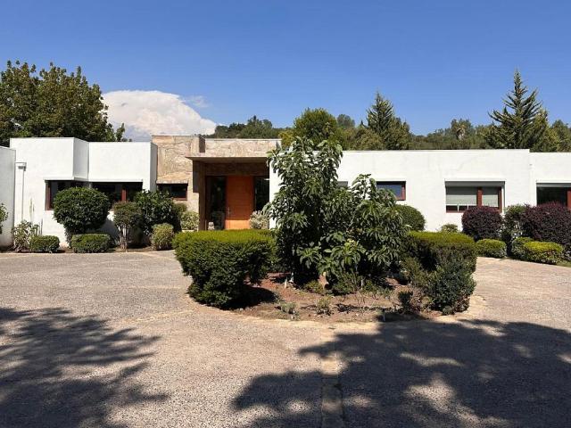 Se vende casa, diseño exclusivo, amplio terreno