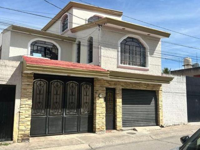 SE VENDE CASA EXCELENTES CONDICIONES EN LAS JUNTAS TLAQUEPAQUE