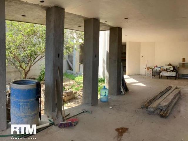 Se vende casa en obra gris en equina Loma Alta