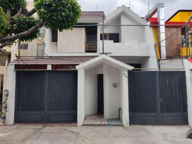 Se vende casa en av Moctezuma a 2 cuadras de av patria