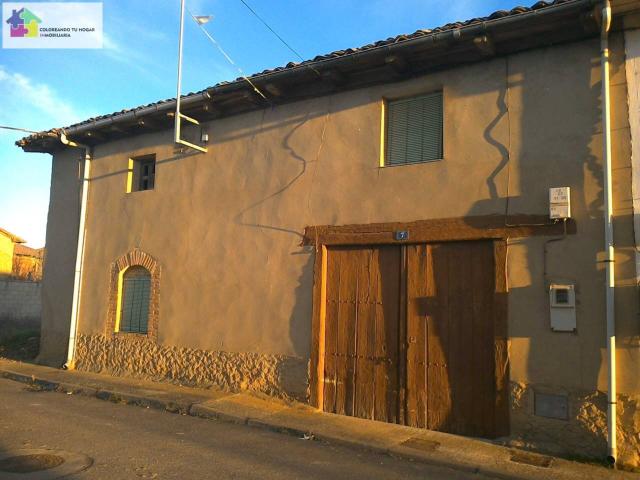 se vende casa en Alija de la Ribera León, totalmente exterior, al lado de la plaza del caño de la calle real