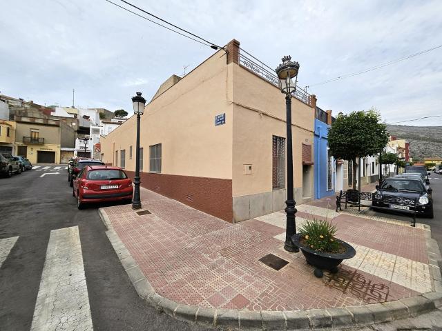 Se vende casa en casco antiguo de Oropesa, detrás del ayuntamiento. Casa con fachada a 3 calles